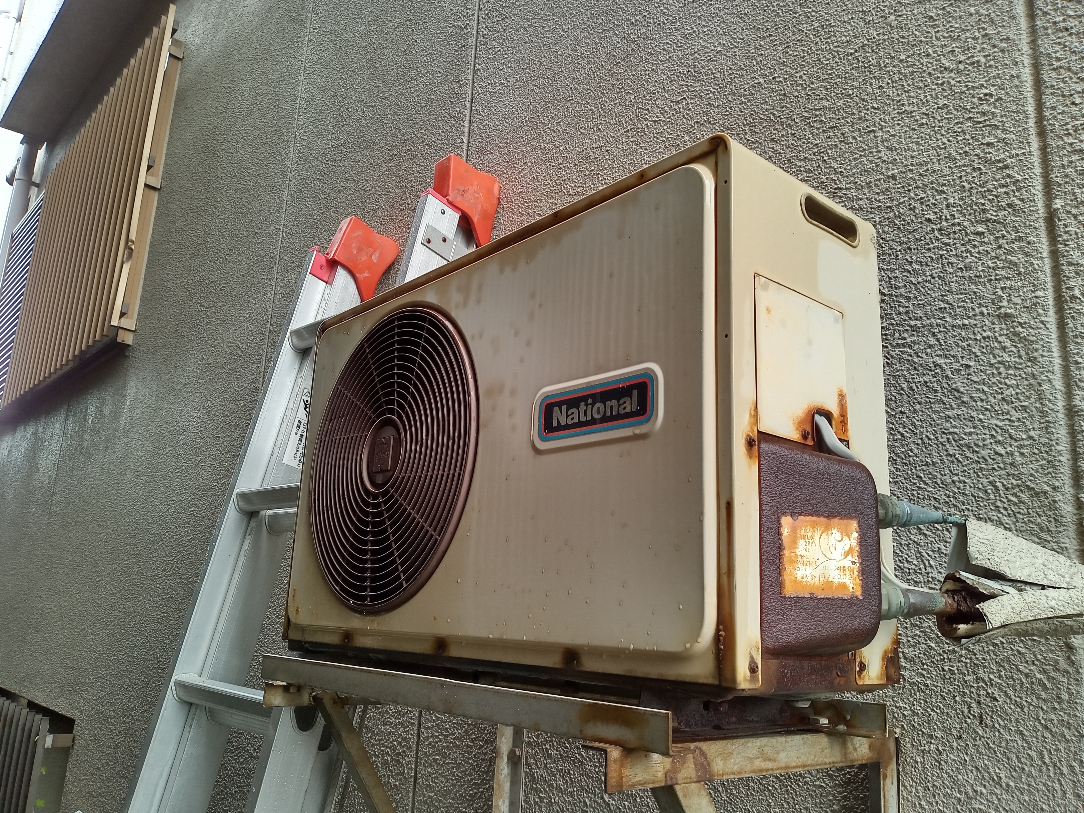 和歌山市で床置きエアコン取り付け工事を実施致しました